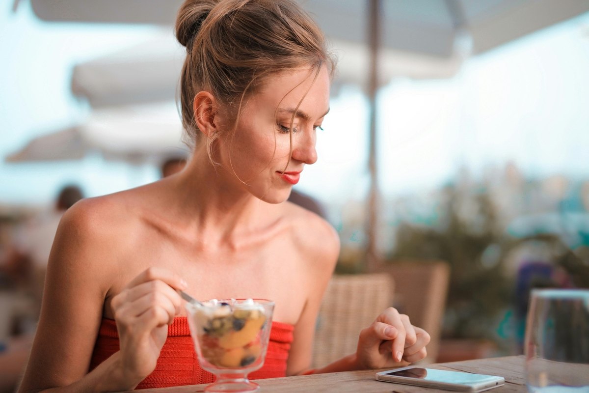 SPF re-aplikácia nad makeupom: Prášky, spreje, hubky – metodika